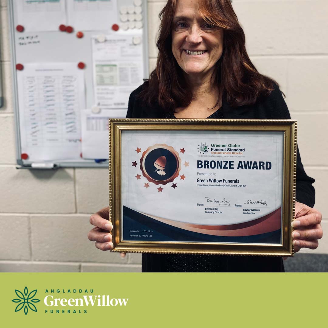 GWFunerals's tweet image. We are proud of our new Bronze Award accreditation from #greenerglobefuneralstandard #funeralservice. Heather with the certificate.