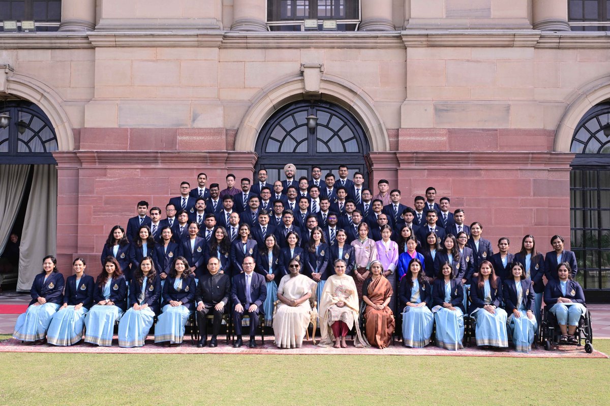 airnewsalerts's tweet image. Addressing the Officer Trainees of Indian Revenue Service of the 76th batch in New Delhi, President #DroupadiMurmu said, the collection of revenue is critical for nation-building. 

President highlighted that these revenue funds -  infrastructure, education, health, &amp;amp; social…