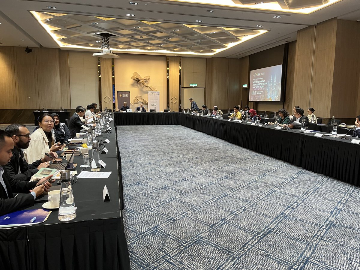 SOAS_DLD's tweet image. Christopher Cramer starts the afternoon on ‘Agriculture, Upgrading, and Sustainability’ with Jonathan Pincus and Suraya Binti Abdul Rashid.