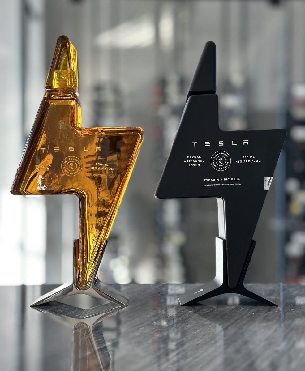 HomieCellTV's tweet image. No es broma, de los creadores del &quot;Teslaquila&quot; hecho en México, acaban de lanzar una edición de Mezcal es real y ya está a la venta en toda europa, también puedes conseguir el tuyo en la tienda oficial de Tesla. Edición limitada. 🥃🤠🇲🇽

Y tú ya probaste el Tequila/Mezcal? 🥴