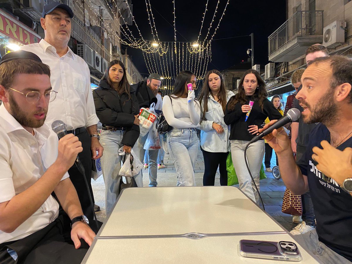 MatanYaffe's tweet image. עשינו אתמול #תסבירו_לי בשוק מחנה יהודה. היה סוער, סוער מאוד.
רק מבהיר לי כמה חשוב לרסק ולנתץ את תיבות התהודה שהפוליטיקאים כופים עלינו.
תמשיכו לעקוב ותשתפו אחרים במיזם כדי לעזור לחברה שלנו להגמל מהטירוף של הקצוות ששם כבר שום סוגיה היא לא עניינית, ולחזור במהרה לדרך הציונית.