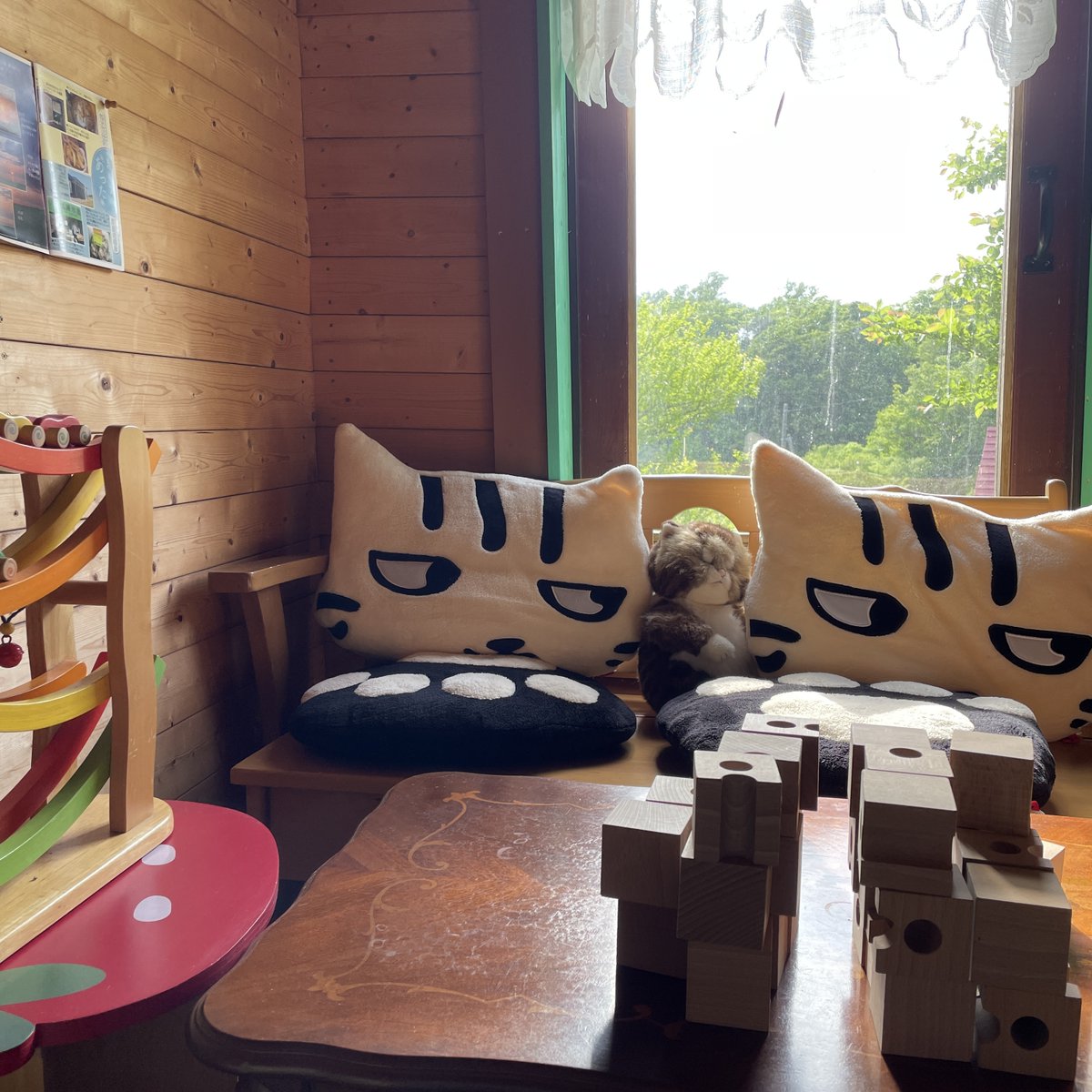 necodouraku's tweet image. 北海道の石狩市厚田
自然がいっぱいの森の中に、ねこだらけのアートギャラリーがあります🐈　お店の中の飾りつけも猫だらけ...ここにいるだけでほっこりしてしまいます*ฅ´ω`ฅ*
もしお店にいらした際には、どこに猫がいるか探してみてください🐾
#北海道 #厚田 #石狩市 #ギャラリー #アート #猫 #ねこ