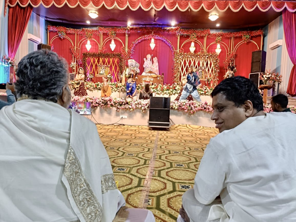 जोधपुर के निकट स्थित पूज्य संत श्री मुरलीधर महाराज के तप,सेवा- साधना स्थली रघुवंश आश्रम में आयोजित कार्यक्रम में सम्मिलित होकर आनंद की अनुभूति हुई, जहां गौ सेवा का पावन कार्य हो रहा है। यहाँ गौ-आरती के साथ सांस्कृतिक कार्यक्रम में सम्मिलित होकर मन प्रफुल्लित हुआ। पूज्य महाराज जी