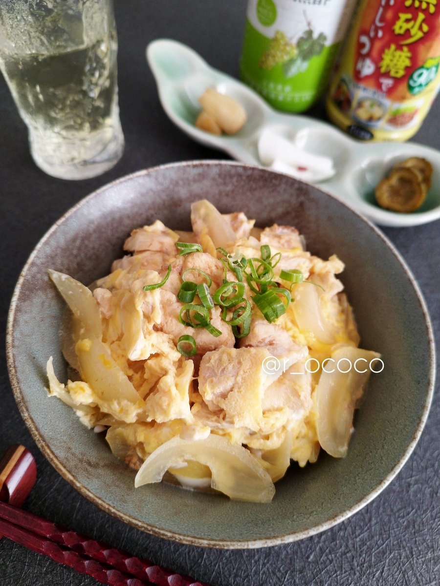 r_ococo's tweet image. 今日のお昼は親子丼( ˙ᵕ˙ )
ロカボキャンペーンで当たった無砂糖でおいしいつゆを使ったよ！
これ1本で味付け完了だからめっちゃ楽だった👩🏻‍🍳
シャインマスカット黒酢も炭酸割りにしてのんだよ🫧
美味しかった✨ごちそうさまでした🙏🏻´-
