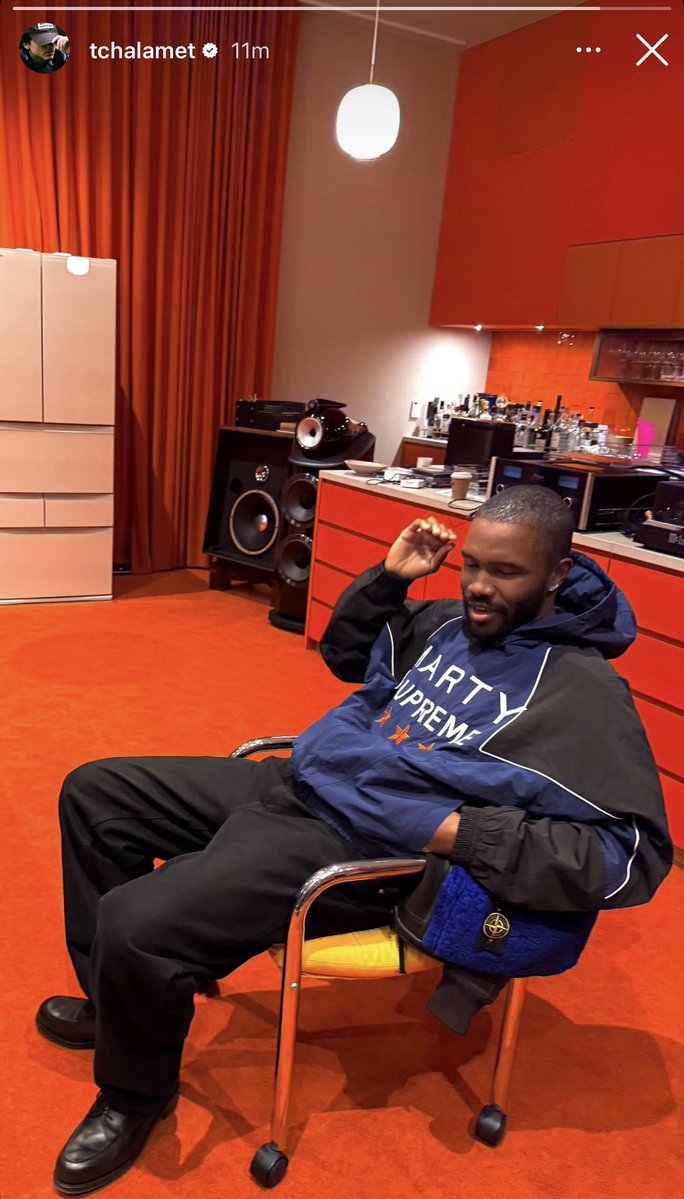 ComplexStyle's tweet image. FRANK OCEAN IN THE ‘MARTY SUPREME’ JACKET 😮‍💨🤯