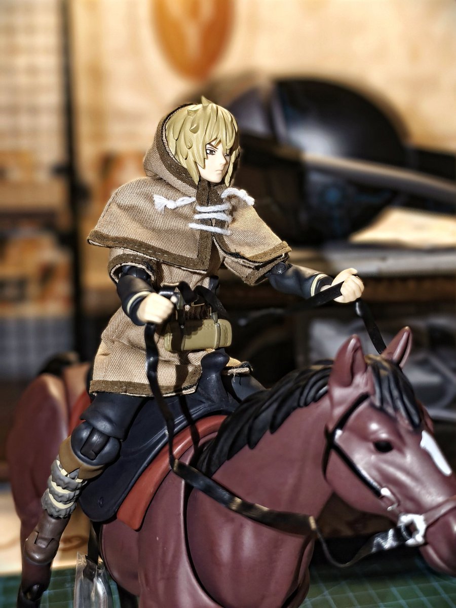 他太矮了踩不着那个马蹬。。。