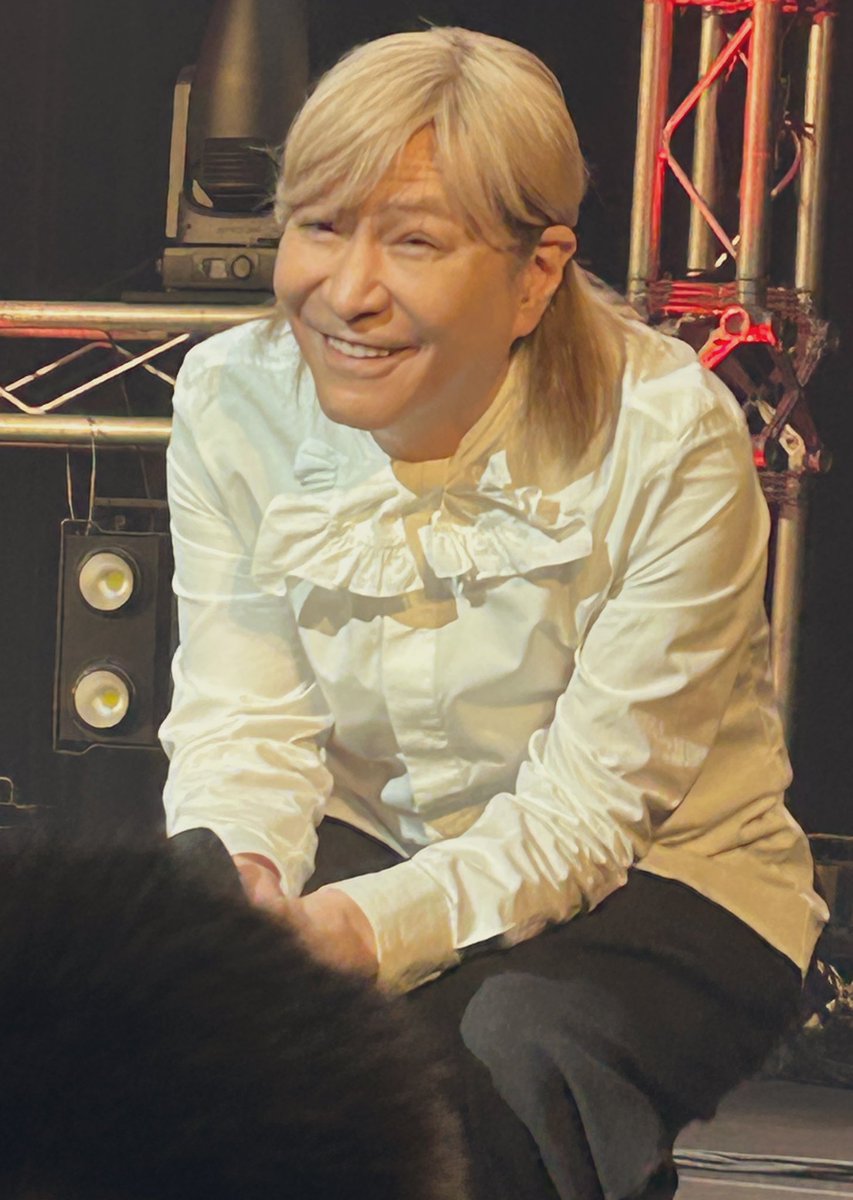 jet_mstk2024's tweet image. 「あれ？右腕が痛い」と気づいた火曜日の朝
右腕を振り上げるような事したっけ？？？
はい しました😭日曜日の夜に羽田のファンミで💡遅れてやって来たあの日の思い出🤣
#小室哲哉