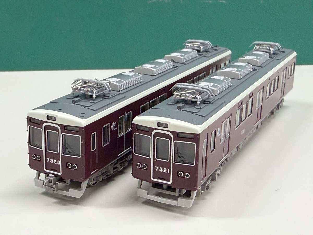 Model_Greenmax's tweet image. 12月以降発売予定 #グリーンマックス #阪急7300系 （京都線・7323＋7321編成タイプ）
肩車番追加後、C#7401が7452に組成変更された後の姿がプロトタイプです。
7000系などと同様に前面行先表示が点灯し、前面通過標識灯の点灯/消灯が選択可能です。

↓商品の詳細はこちら↓
 greenmax.co.jp/gm-product/320…