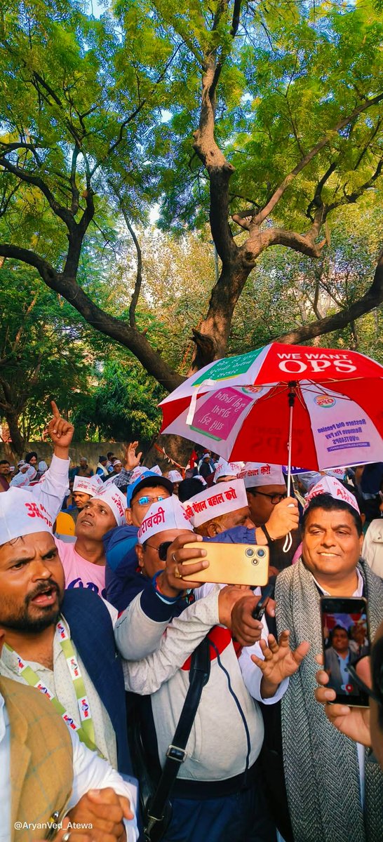 दिल्ली पहुंच गए है अपनी बुढ़ापे की लाठी लेने , हमे #ops दे दो please