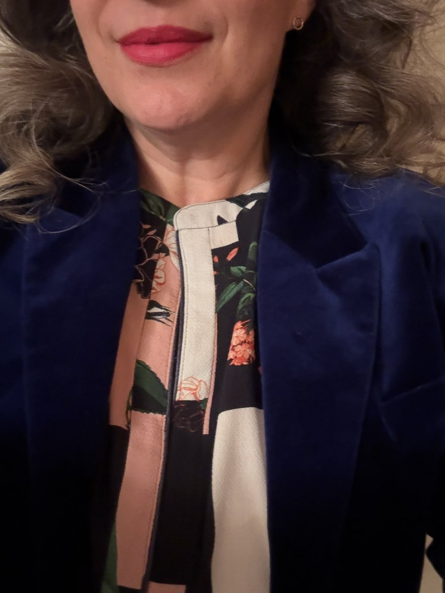 ArtoisLibra's tweet image. #workinglady #dressedforsuccess Blumig auf in den Tu‘es-Day! Der samtig-blaue Vintage Blazer ist so schön! 
Keine Termine, und hab vor dem Urlaub alles so gut organisiert, dass ich praktisch nichts aufzuarbeiten habe - call me Empress of Discipline!

Nachmittags auf die 

1/🌺