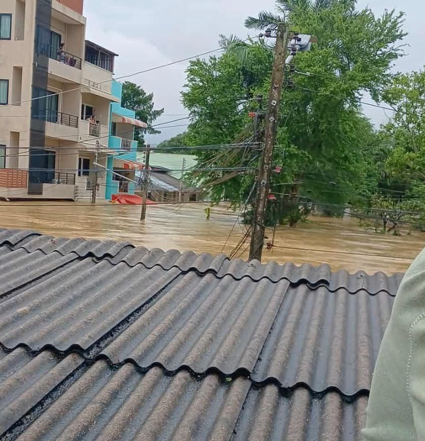 “ขอความช่วยเหลือด่วนเลยค่ะ ตอนนี้แม่จะไม่ไหวแล้วค่ะ ตอนนี้ทุกคนหนาวไม่ไหวแล้วค่ะ
📌📌พิกัด ข้างออฟฟิศจิรนคร 36 ถ.รัตนวิบูลย์ ซ.1 ต.หาดใหญ่ อ.หาดใหญ่ จ.สงขลา 90110
ขอร้องเถอะค่ะ 🙏🏻🙏🏻🙏🏻”
.
#น้ำท่วมหาดใหญ่ #น้ำท่วมสงขลา #น้ำท่วม