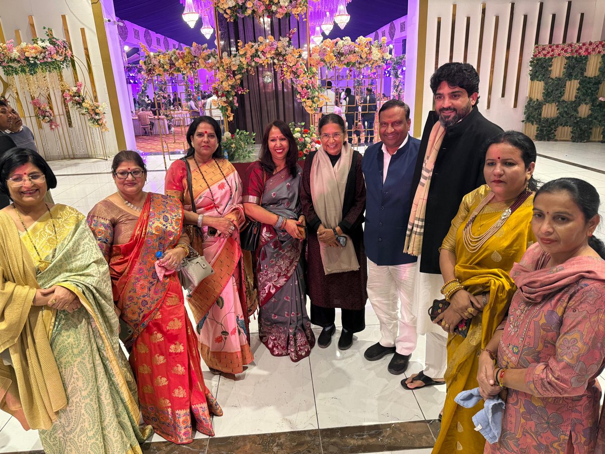 गत दिवस सोनीपत में <a href="/BJP4Haryana/">Haryana BJP</a> के यशस्वी प्रदेश अध्यक्ष श्री <a href="/MohanLal_Badoli/">Pandit Mohan Lal Badoli</a>  जी के पारिवारिक विवाह समारोह में सम्मिलित होकर परिवारजनों को शुभकामनाएँ दीं।
भगवान से प्रार्थना है कि नवदंपत्ति का दांपत्य जीवन प्रेम, सौहार्द, सुख-समृद्धि और अनंत मंगल आशीर्वाद से सदा परिपूर्ण रहे।