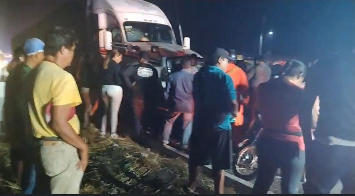 Accidente de una pareja en moto con un trailer, ella falleció y él está grave en el hospital ..