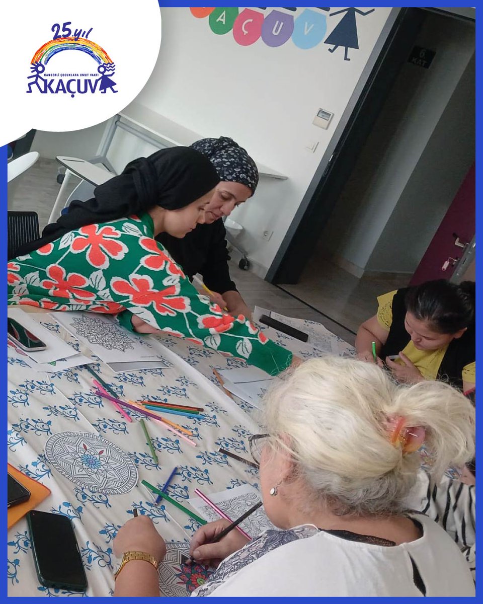 Pendik Aile Evi'mizde konaklayan ailelerimiz mandala atölyesinde bir araya geldi. Umudu büyütmemize destek olan gönüllümüz Zeynep Gaye Erkmen'e teşekkürlerimizi sunarız.💙