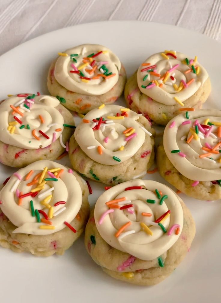 swtestdeer's tweet image. mini frosted vanilla birthday cake cookies !!