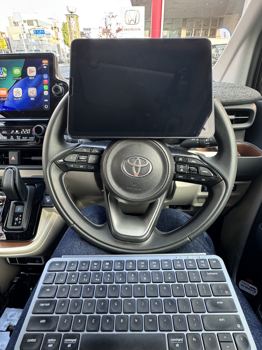 一ヶ月検診の待ち時間、車のハンドルにiPad置けるやん！と感動している