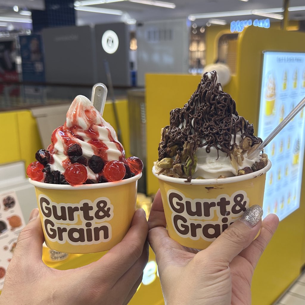 looookmai's tweet image. คือช่วงนี้พยายามคุมของหวาน แต่มันจะมีของที่เราทำเองไม่ได้แต่อยากกิน เช่น โยเกิร์ตซอฟเสิร์ฟ บอกตรงๆว่าตอนลองครั้งแรกไม่ได้คาดหวัง สรุปปึ้ง หวานน้อย เนื้อแน่น ให้ toppings เยอะ ไปค่ะ gurt &amp;amp; gain ที่ central world ชั้น 7 นะคะ เอาจริงเจอร้านเพราะไปกิน sushiro เลย🥹 อร่อยมากๆๆๆๆๆ