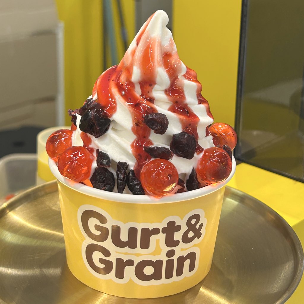 looookmai's tweet image. คือช่วงนี้พยายามคุมของหวาน แต่มันจะมีของที่เราทำเองไม่ได้แต่อยากกิน เช่น โยเกิร์ตซอฟเสิร์ฟ บอกตรงๆว่าตอนลองครั้งแรกไม่ได้คาดหวัง สรุปปึ้ง หวานน้อย เนื้อแน่น ให้ toppings เยอะ ไปค่ะ gurt &amp;amp; gain ที่ central world ชั้น 7 นะคะ เอาจริงเจอร้านเพราะไปกิน sushiro เลย🥹 อร่อยมากๆๆๆๆๆ