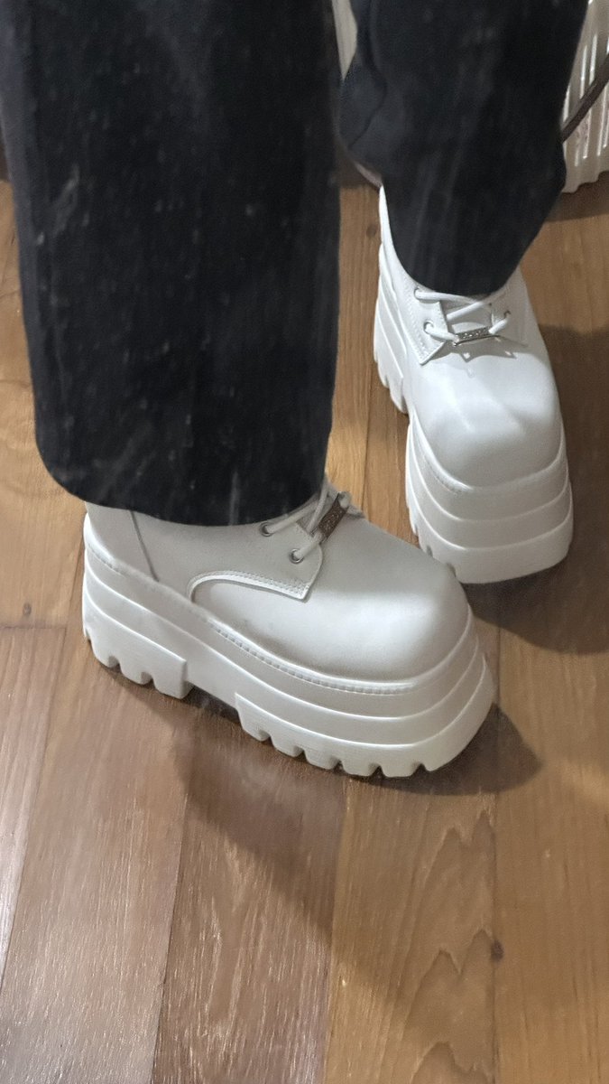 ayliejaem's tweet photo. want to rent 18cm white platform boots (especially for concerts)

rental price ( 1 day ) : RM40
deposit : RM20

size : 24-25cm

tags : #TREASUREinKL #PULSEONinKL #NCTWISHinKL #OurWISH_KUALALUMPUR https://t.co/CkNe4Abu7Y