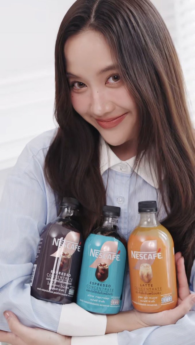 bee_nidarat_'s tweet image. NESCAFE Ready-to-Mix
1 ขวด ชงได้ 10 แก้ว
Espresso เข้มข้น สูตรไม่มีน้ำตาล
Espresso เข้มข้น สูตรมีน้ำตาล
Latte เข้มข้น
#srchafreen #FreenSarocha  
#NESCAFEReadytoMix  
#NESCAFEConcentrate  
#NESCAFEcoldhacks #Sponsorship