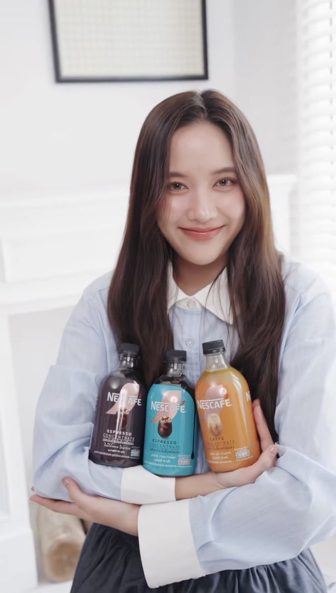 bee_nidarat_'s tweet image. NESCAFE Ready-to-Mix
1 ขวด ชงได้ 10 แก้ว
Espresso เข้มข้น สูตรไม่มีน้ำตาล
Espresso เข้มข้น สูตรมีน้ำตาล
Latte เข้มข้น
#srchafreen #FreenSarocha  
#NESCAFEReadytoMix  
#NESCAFEConcentrate  
#NESCAFEcoldhacks #Sponsorship