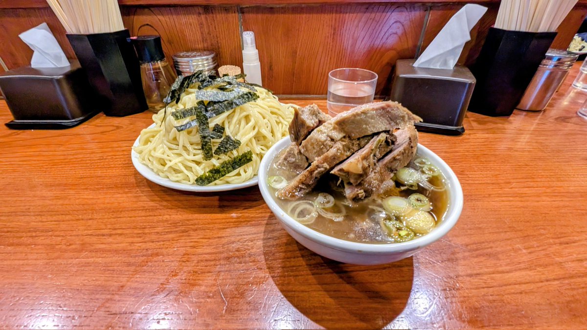 creeker134's tweet photo. 久しぶりに西新宿の老舗らぁめん満来で分厚いチャーシューざるラーメン大盛りを食べました。
やはりこの店のチャーシューが、生涯イチの逸品であることを改めて確信。
週末の13時過ぎでも10名待ちで入れたのはラッキーでした。 https://t.co/LrShAUV40g