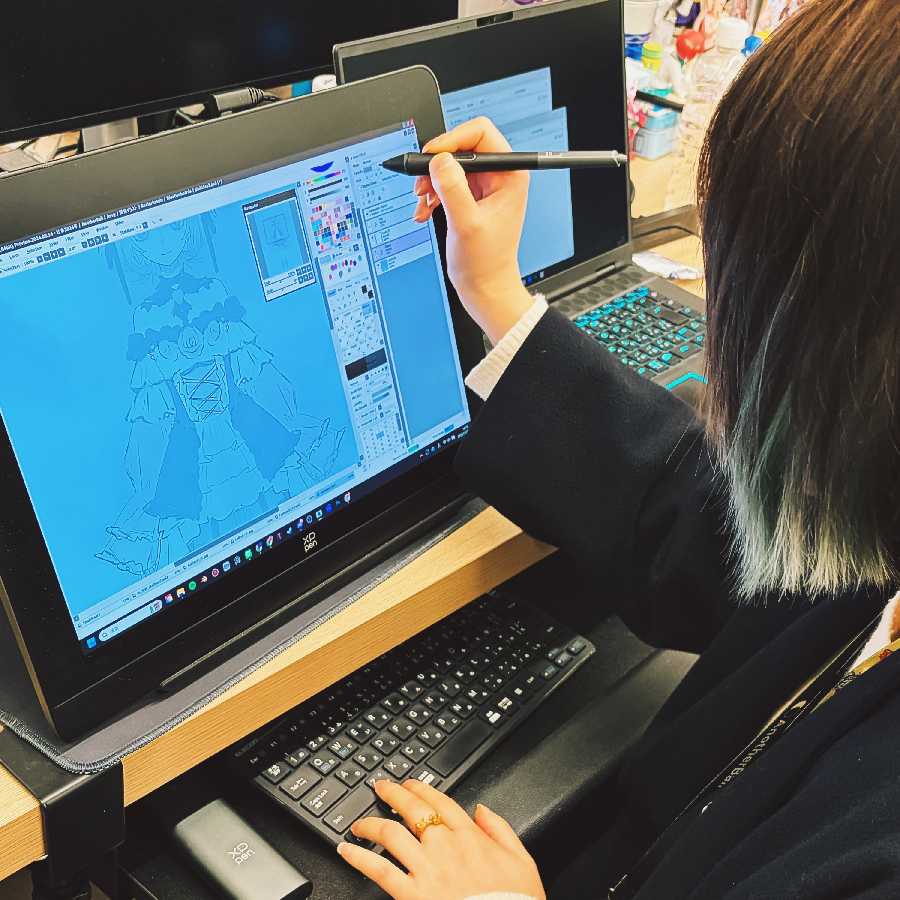 今日はアート部の様子をちょっとだけお見せしちゃいます✨🎨
みなさんに楽しんでいただいているアバターイラストを、とってもこだわって制作している Sashimichan です！🖌️💫
彼女の今後の新作に乞うご期待！🌈✨