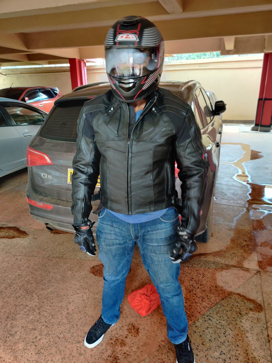 Briankariu's tweet image. During covid, I bought an YAMAHA MT09 niskie utamu wa riding. It was a pleasant experience until the day a Land cruiser cut me off and I flew over the hood.
Broke my right hand and foot. Despite being fully geared up!
Siku hizi nduthi mimi huzionea kwa traffic zikipita