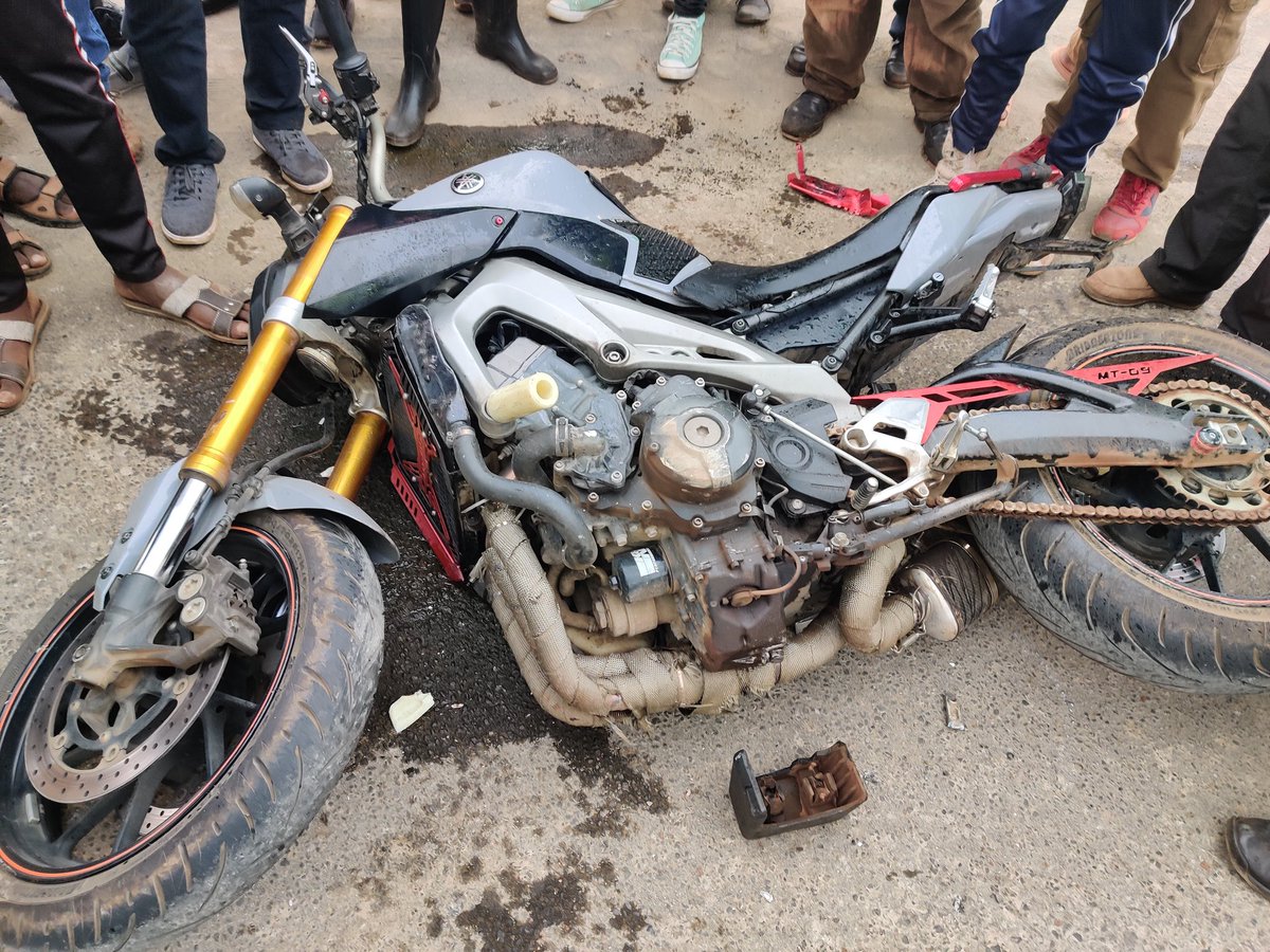Briankariu's tweet image. During covid, I bought an YAMAHA MT09 niskie utamu wa riding. It was a pleasant experience until the day a Land cruiser cut me off and I flew over the hood.
Broke my right hand and foot. Despite being fully geared up!
Siku hizi nduthi mimi huzionea kwa traffic zikipita