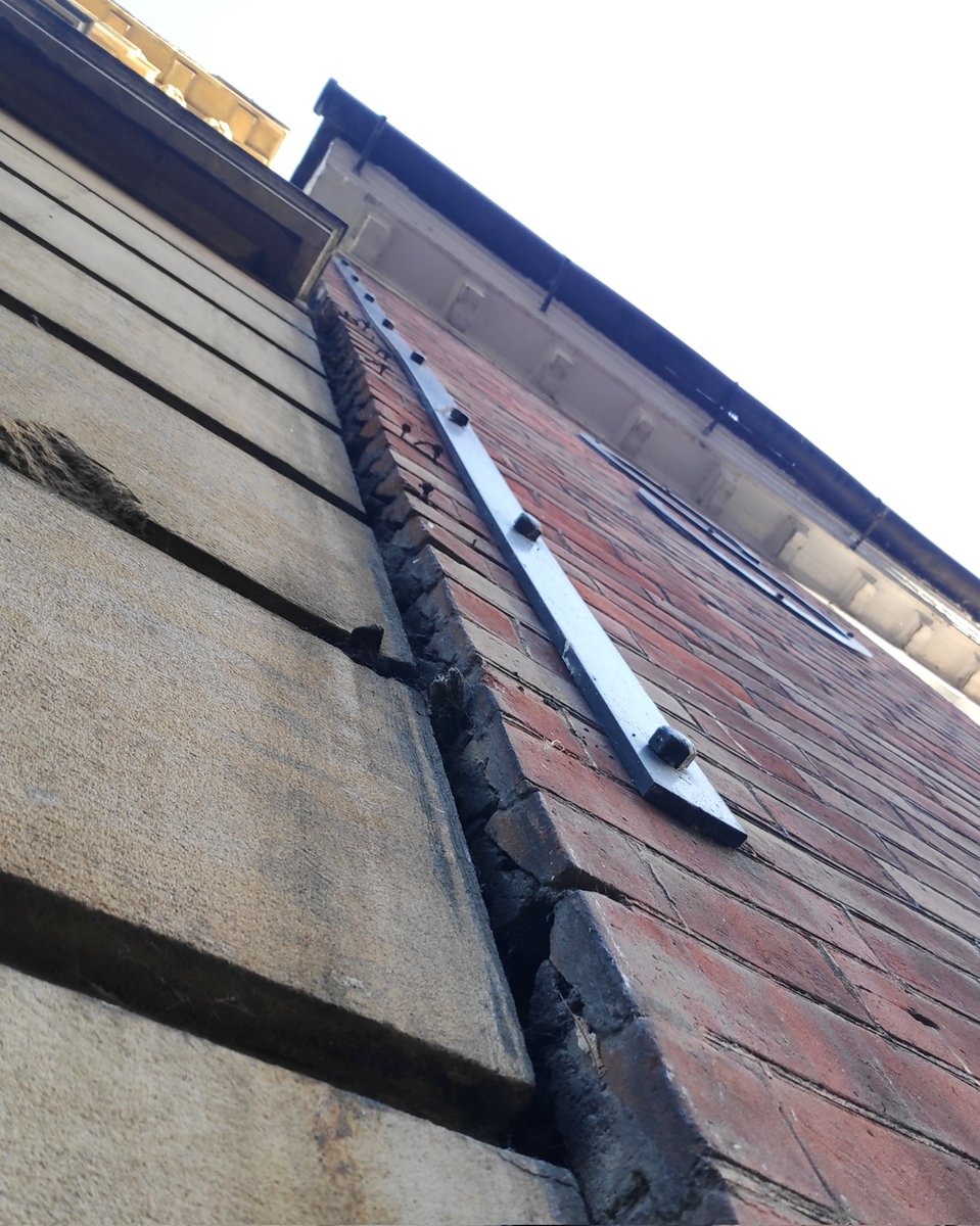 barry_wizard's tweet photo. Mathematical tiles: A type of hanging tile designed to give the appearance of brick, used to clad timber frame buildings
Spotted on Hobson Street, Cambridge
#TileTuesday
#WallsOnWednesday https://t.co/Ae51vXmLUb