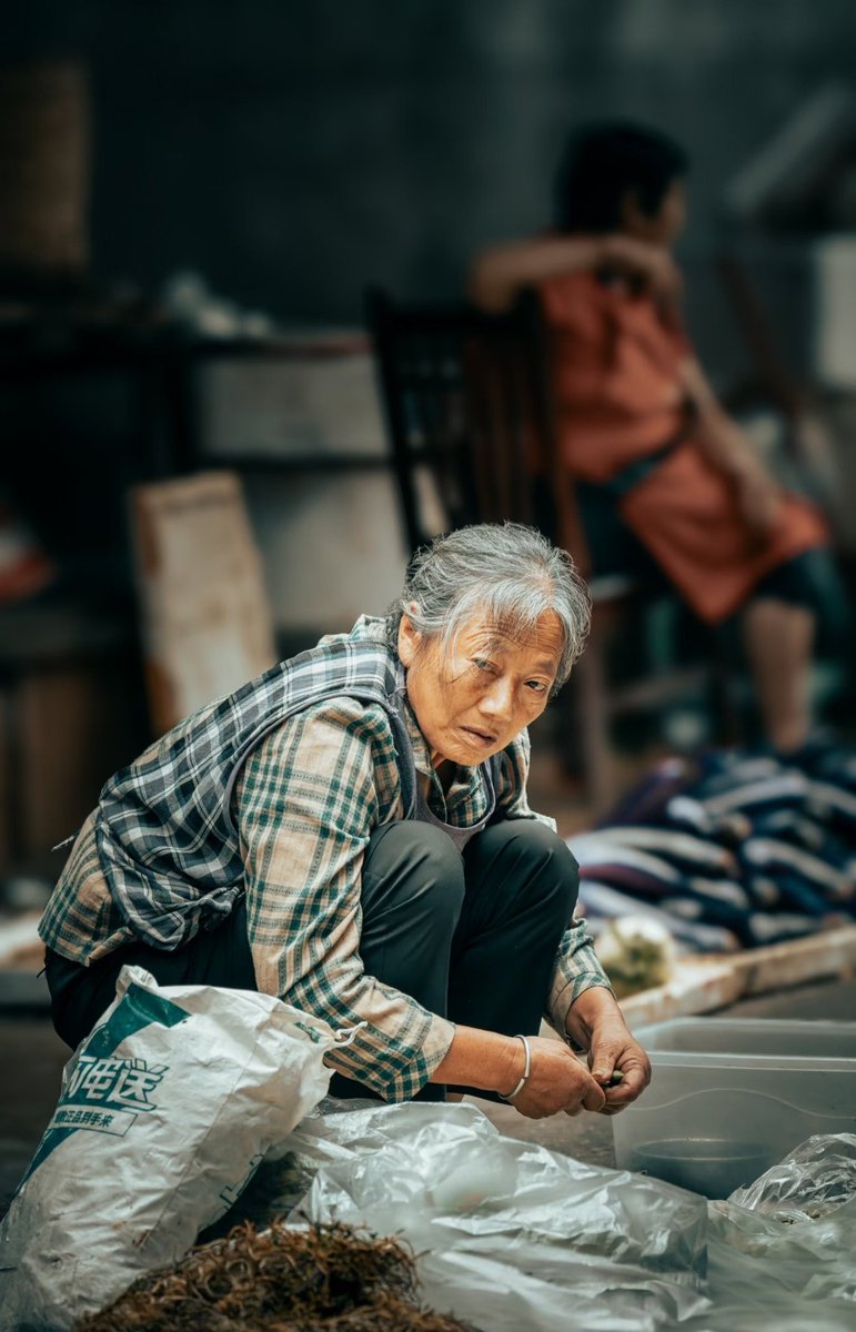 doki480205's tweet photo. Days in the old alley move slowly—some wait for regulars with a basket of goods, some pick out the freshest produce, even the wind tiptoes around this warm everyday life.
#OldAlleyStories #WarmDailyLife #LocalVibes https://t.co/cize9abG9k