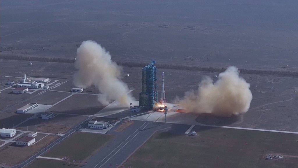 CCTVAsiaPacific's tweet image. 🚀#China launched the #Shenzhou22 #spaceship from the Jiuquan Satellite Launch Center in northwest China on Tuesday, marking the first emergency launch mission in the country&apos;s manned space program. The launch came after the Shenzhou-20 spacecraft was struck by space debris,…