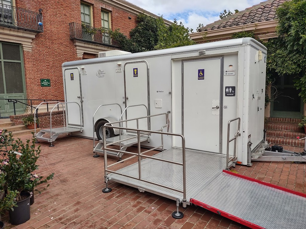 RoyalRestroomCA's tweet image. Luxury Restroom Trailer Rental: Everything You Need to Know (The Ultimate Guide to Luxury Restroom Trailers)
▸ lttr.ai/AlZiM

#weddingrestroom #eventrestrooms #eventplanning