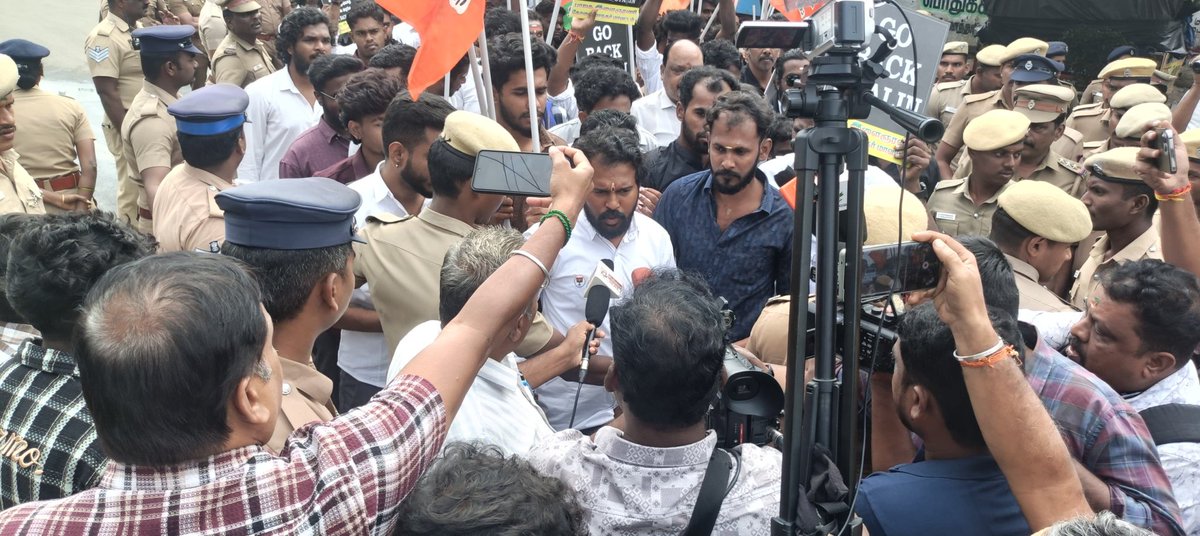 _Annapoorani_'s tweet image. கோவையின் வளர்ச்சியைத் தடுக்கும் விதமாக, மெட்ரோ ரயில் திட்டத்திற்குச் சரியான திட்ட அறிக்கை கூடத் தயார் செய்யாமல் நாடகமாடும் முதல்வர் திரு.@mkstalin அவர்கள் இன்று கோவை வருகை தந்த நிலையில், அவரை எதிர்த்து @BJYMinTN சார்பில் கருப்புக்கொடி காட்டினோம்.

#GoBackStalin