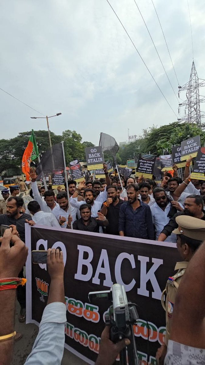 _Annapoorani_'s tweet image. கோவையின் வளர்ச்சியைத் தடுக்கும் விதமாக, மெட்ரோ ரயில் திட்டத்திற்குச் சரியான திட்ட அறிக்கை கூடத் தயார் செய்யாமல் நாடகமாடும் முதல்வர் திரு.@mkstalin அவர்கள் இன்று கோவை வருகை தந்த நிலையில், அவரை எதிர்த்து @BJYMinTN சார்பில் கருப்புக்கொடி காட்டினோம்.

#GoBackStalin