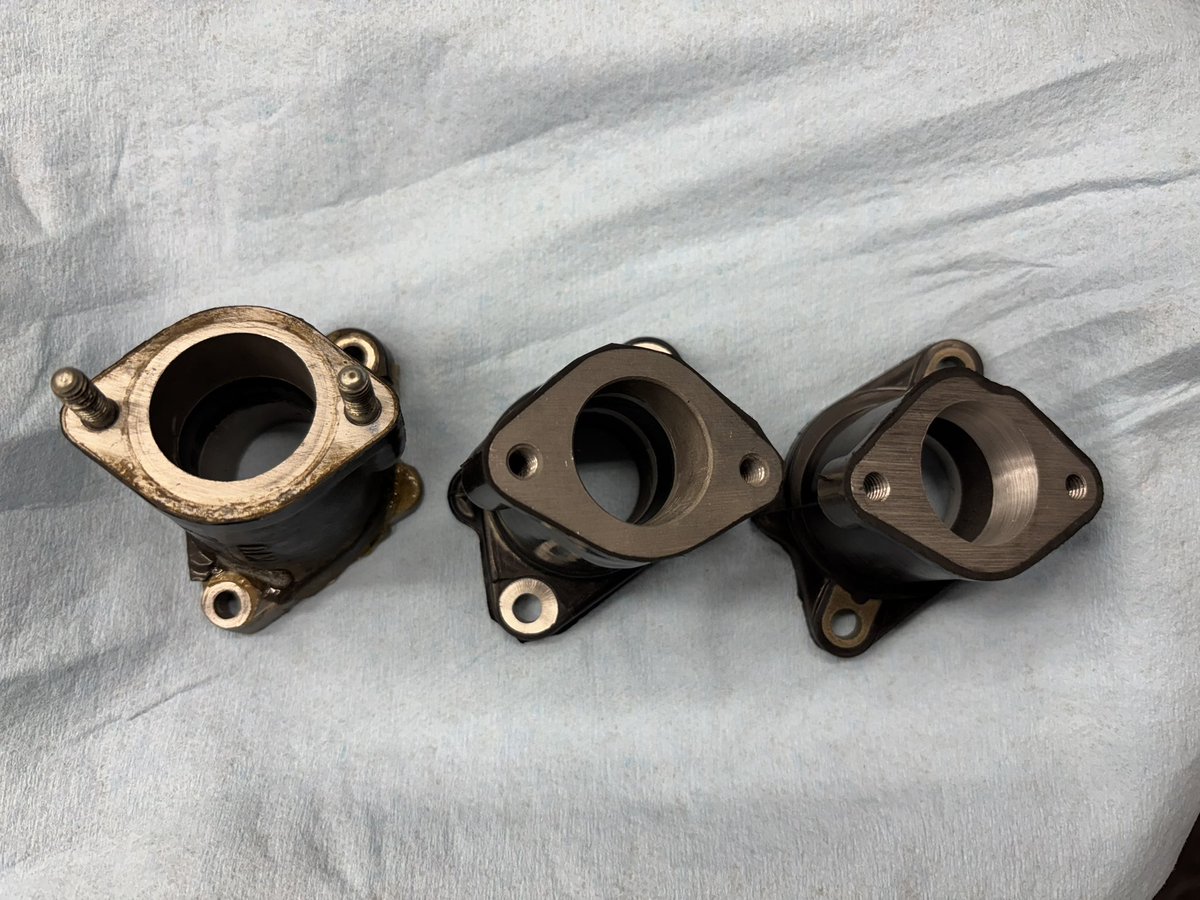 n4t2f's tweet image. なかなか手に入らなかったXR200R（ME05）のインマニ…
一番左が壊れてしまったME05純正、真ん中がXLR200用の純正マニ、右側が密林で買った同じくXLR200R用と称するコピー品…海外だとXLR200RはXR200と言う名前で売られてたからややこしい…😩