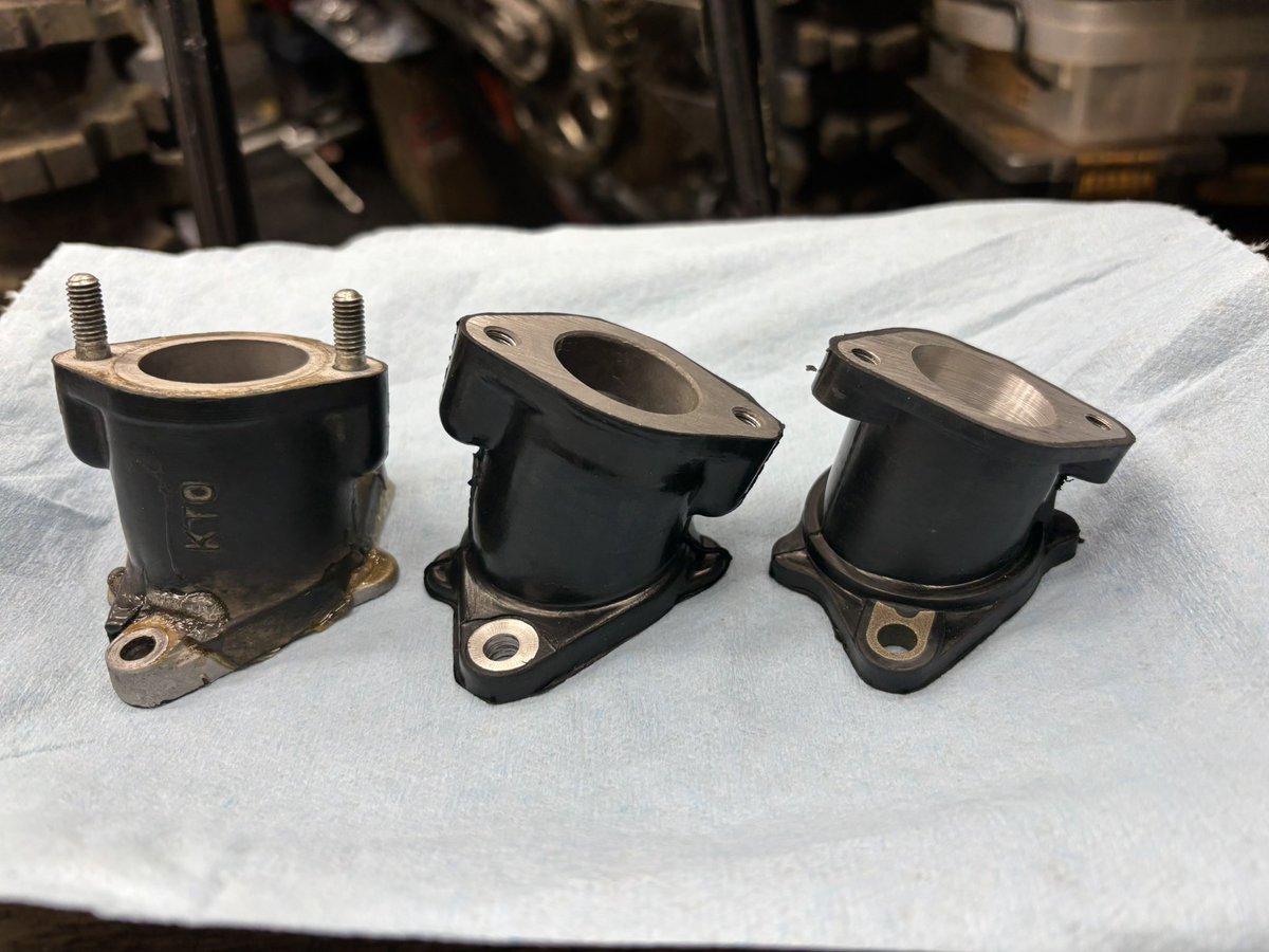 n4t2f's tweet image. なかなか手に入らなかったXR200R（ME05）のインマニ…
一番左が壊れてしまったME05純正、真ん中がXLR200用の純正マニ、右側が密林で買った同じくXLR200R用と称するコピー品…海外だとXLR200RはXR200と言う名前で売られてたからややこしい…😩