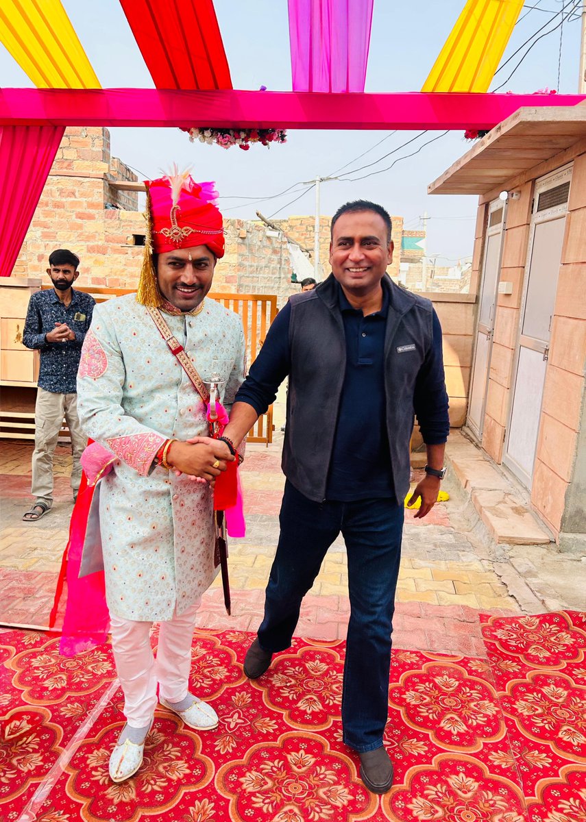 AzadBarmer's tweet image. पचपदरा विधानसभा के डोली गाँव में श्री थानसिंह जी राजपुरोहित के विवाह समारोह में सम्मिलित होकर शुभकामनाएं प्रेषित की। 

ईश्वर से आपके सुखी, समृद्ध एवं खुशहाल दांपत्य जीवन की कामना करता हूं।

@DoliThansingh