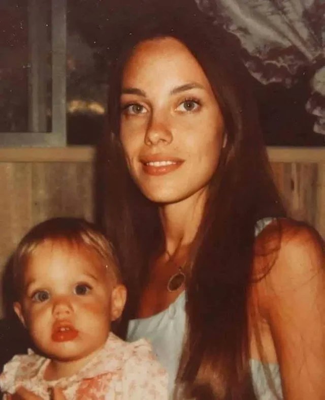 historyinmemes's tweet image. Baby Angelina Jolie and her mother Marcheline Bertrand, 1976