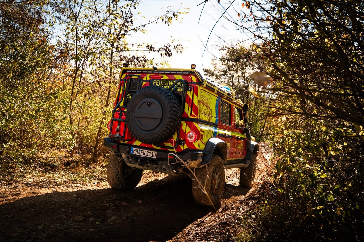 #MardiBestiole

​Face aux crues, la caserne de Mülheim (🇩🇪) sort l'artillerie lourde avec 3 <a href="/INEOSGrenadiers/">INEOS Grenadiers</a>.
Avec un Quartermaster et un SW préparés par #LeTech avec ponts portiques.
​📏 450 mm de garde au sol
🌊 1 050 mm de passage à gué
​Une réponse radicale aux inondations.