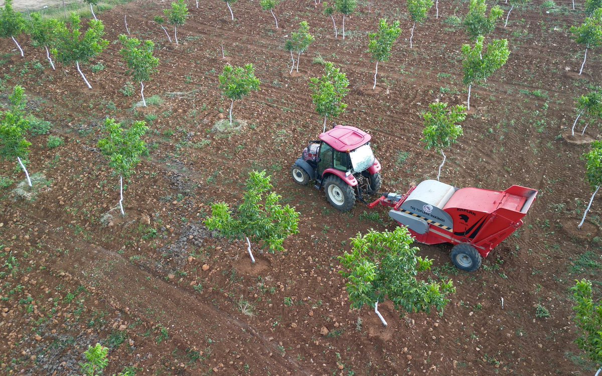 Çiftçilerimizin ücretsiz imkanına sunduğumuz taş toplama aracı ile arazilerimiz daha verimli. 👨🏻‍🌾
Taş toplama aracımızı ücretsiz kullanmak isteyen çiftçilerimiz;
 ☎️ 0224 724 25 82 hattımızdan bizlere ulaşabilir. ✅
#İnegölHerŞeyeDeğer