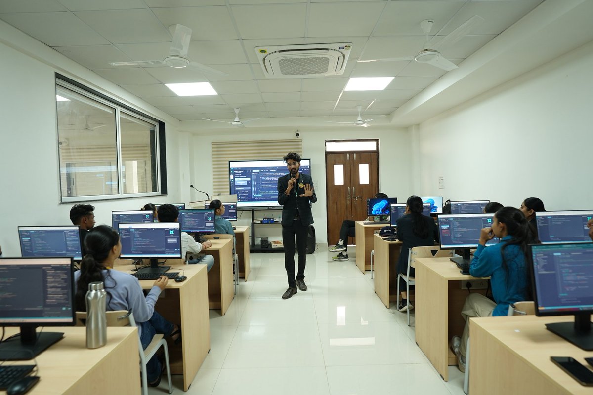 corechain_devs's tweet image. Onboarding Next Wave of Web3 Builders  🚀

The Core Connect Campus Edition Workshop at Chirayu University, India introduced students to Web3 and blockchain fundamentals, and guided them on how to build dApps on @Coredao_Org 🏗️🔶