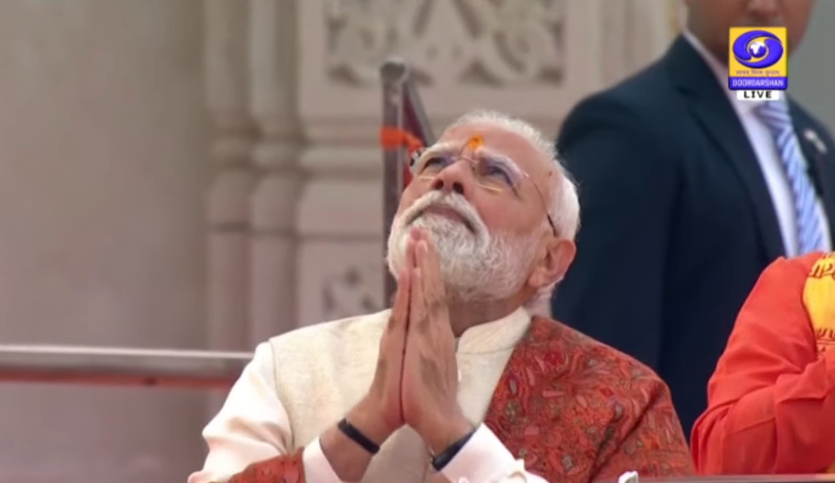 Rajeshm19791's tweet image. प्रधानमंत्री नरेन्द्र मोदी द्वारा श्रीराम मंदिर के शिखर पर ऐतिहासिक ध्वजारोहण 

#PMModiVisit #UttarPradesh #Ayodhya #RamMandir #AyodhyaRamMandir #RamLalla #Dhwajarohan2025 #RamJanmabhoomi