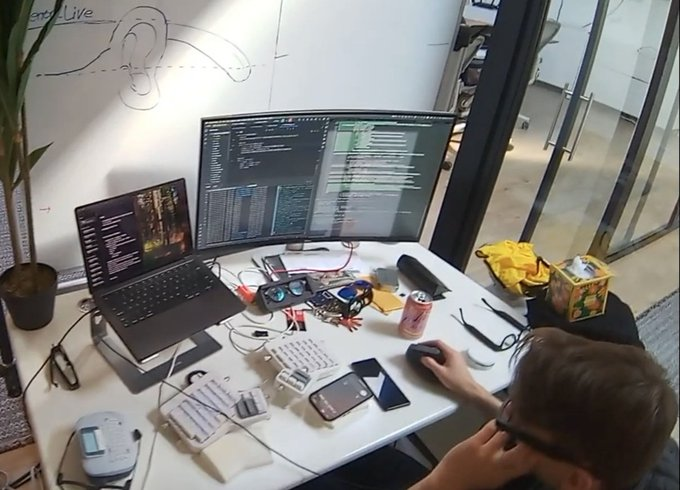 alexhyzhang's tweet image. 这样用这个大屏幕不错，抵上两个竖屏，看代码不错。 Best vibe coding setup.