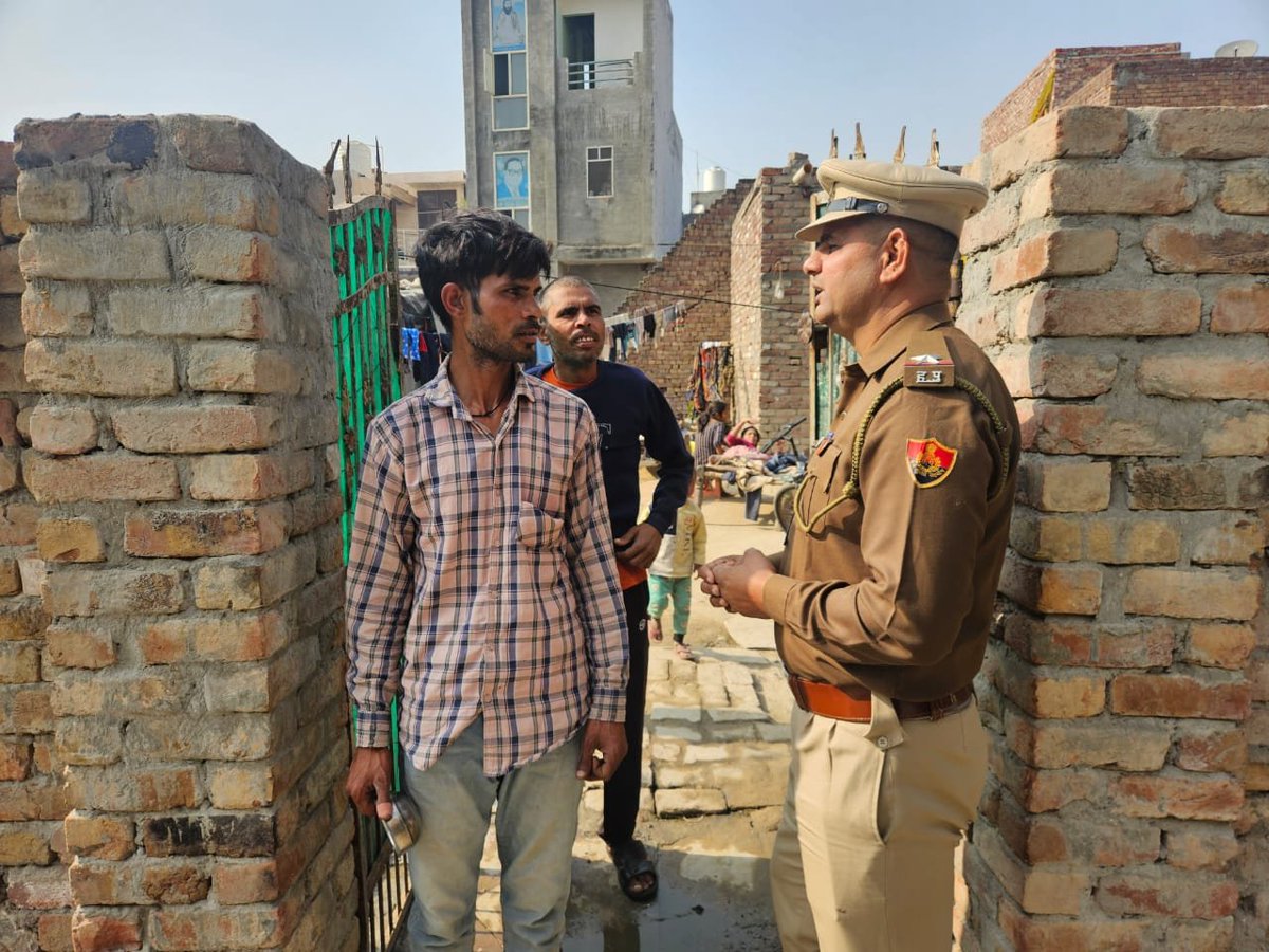 SPभूपेंद्र सिंह IPSके मार्गदर्शन मे पानीपत पुलिस का जागरूक्ता अभियान

विद्यार्थियों को नशे के दुष्परिणामों की जानकारी देकर नशे के खिलाफ जागरूक किया

गांवों में डोर टू डोर जाकर ग्रामीणों को नशे के खिलाफ जागरूक किया जा रहा

 नशे को जड़ से मिटाने के लिए आगे आए युवा;
<a href="/police_haryana/">Haryana Police</a>