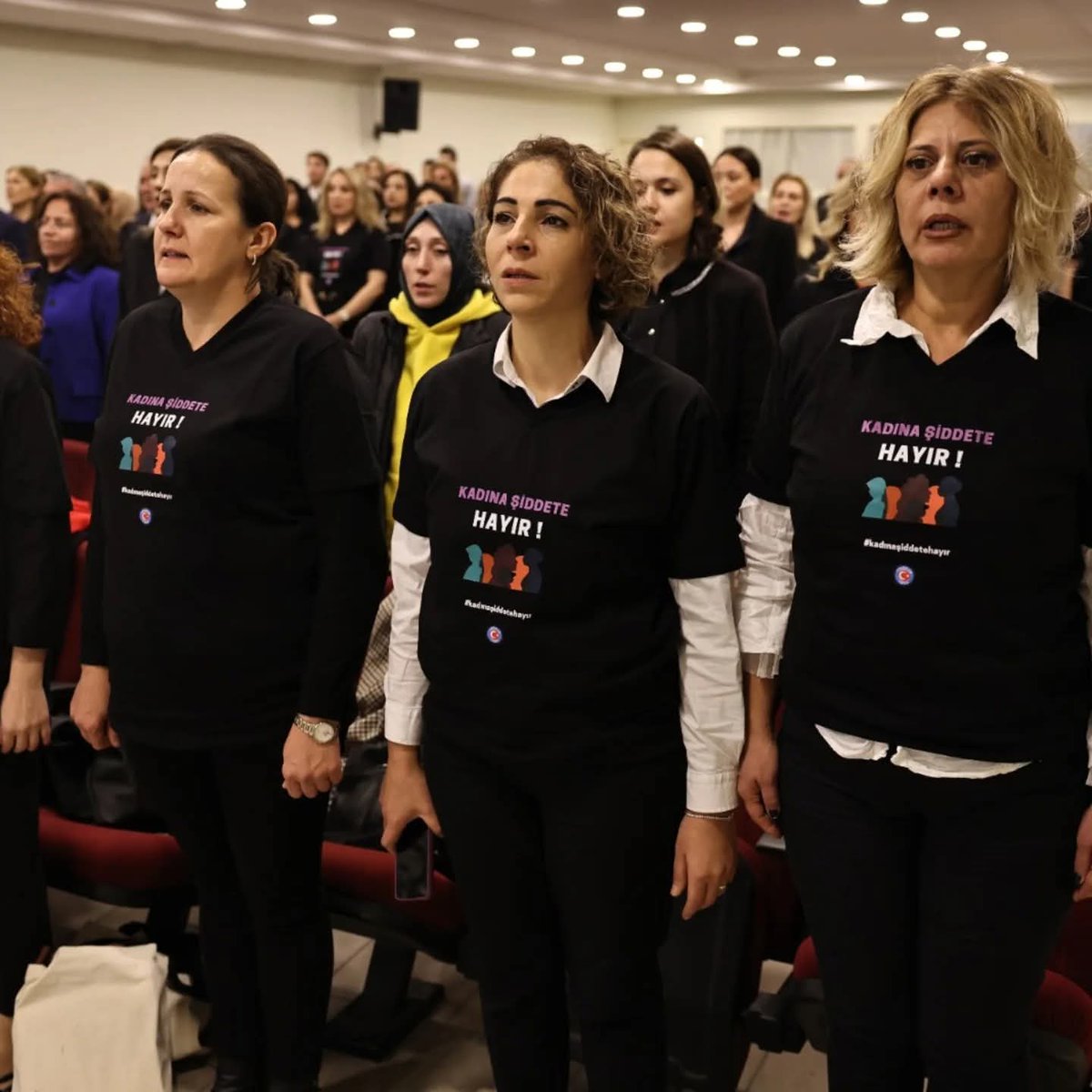“Kadınlar susmadı, susmayacak; şiddeti durdurana kadar mücadele!”

“Yaşamak haktır, şiddet değil!”

#25KasımKadınaYönelikŞiddetleMücadeleGünü ✋🏻