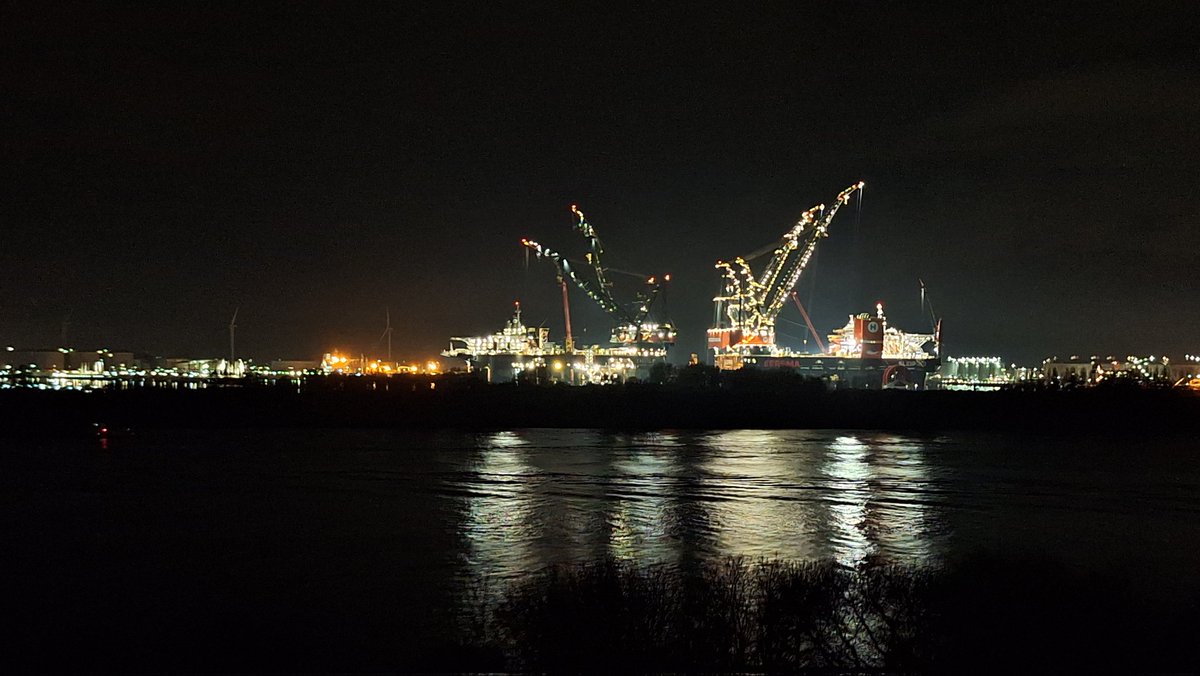 Wat een imposant gezicht! In een groot deel van de Waterwegregio en ver daarbuiten zijn ze te zien: de kraanschepen Thialf en Sleipnir van #Heerema 
(Foto gisteravond genomen vanaf #Maassluis)