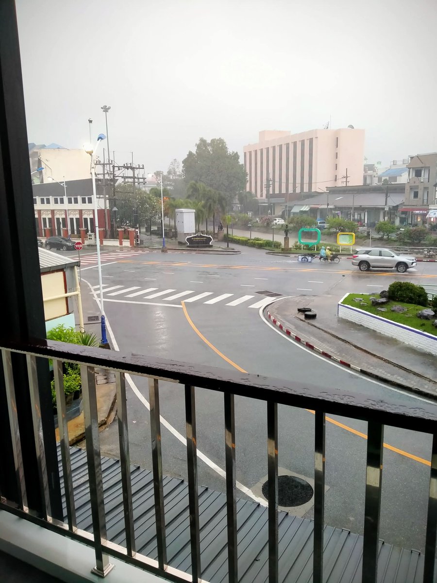 kwangja10's tweet photo. พอดีพ่อเราติดอยุ่ตรงนี้ค่ะแล้วตอนนี้แบตโทรศัพท์หมดรบกวนเจ้าหน้าที่ช่วยเหลือหน่อยนะคะ #น้ําท่วมหาดใหญ่ https://t.co/mqWfcMI1D8