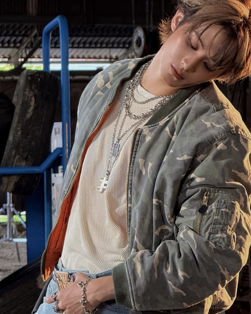 onyourmrkie's tweet image. HOLD ONNNNNN