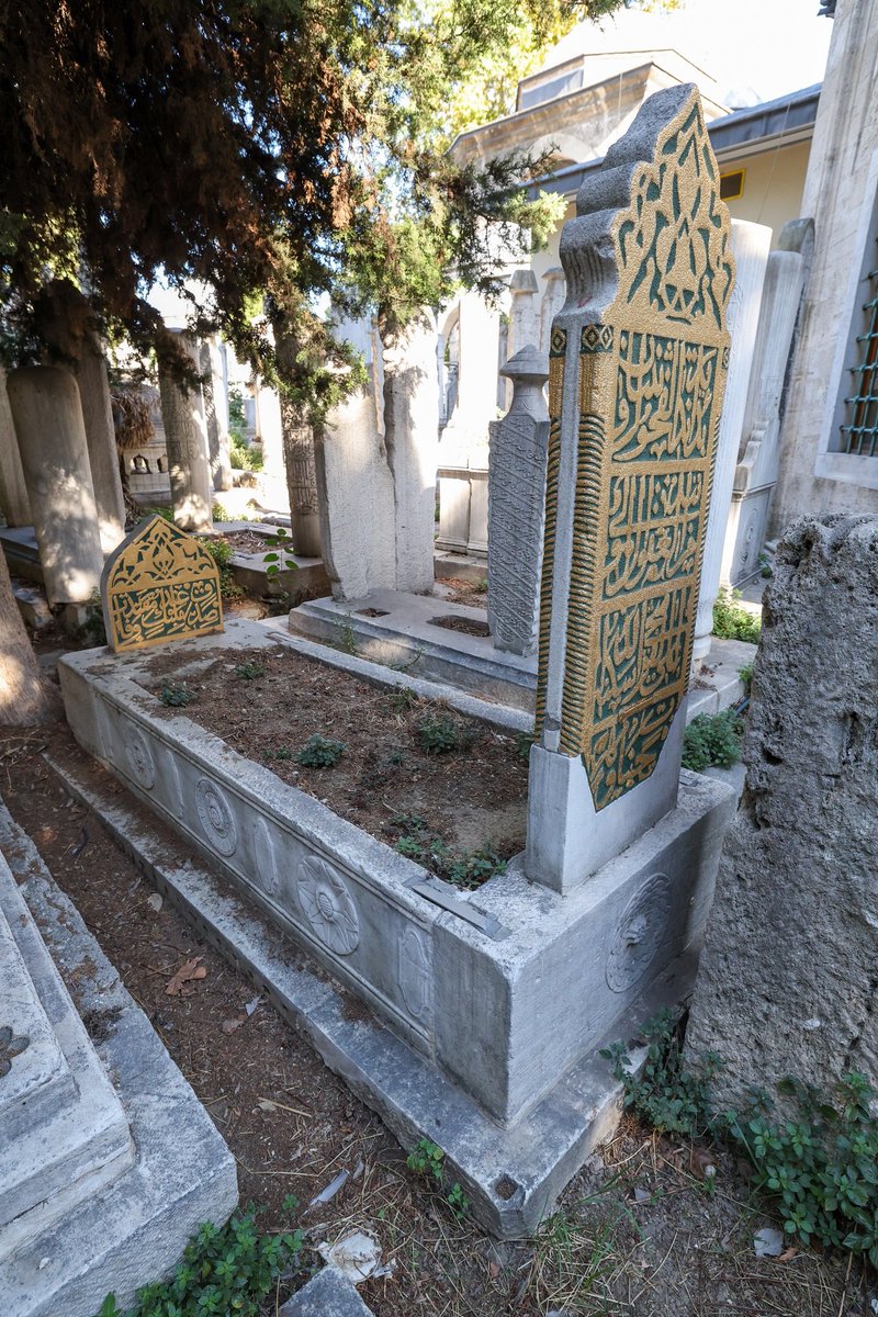 Önde gelen matematikcilerden Ali Kuşcu'nun mezarı Eyüp  Sultan Camii haziresinde. Fatih'in büyük değer vererek İstanbul'a getirdiği Ali Kuşcu Ayasofya Medresesi'nde dersler verdi.  Aynı zamanda astronomi ile uğraştı. 📸 @ihsanser